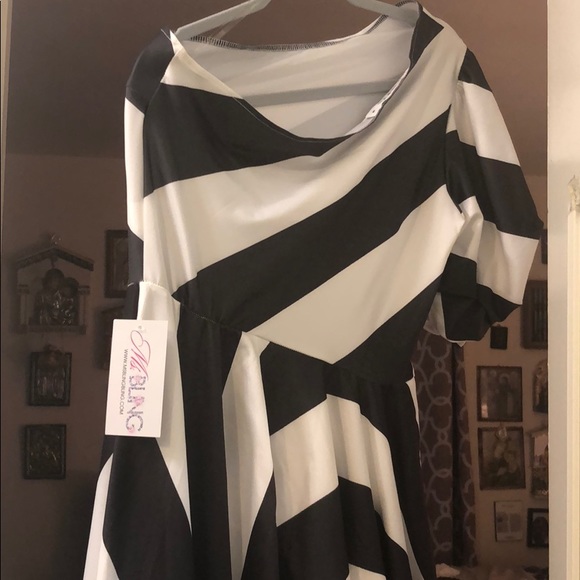 A symmetric black and white beauty - Picture 4 of 6